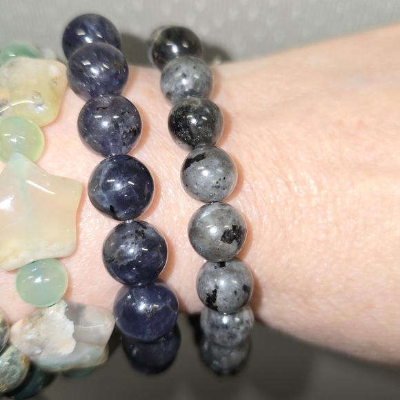 10mm Black Labradorite Larvakite Bracelet - Picture 2 of 5